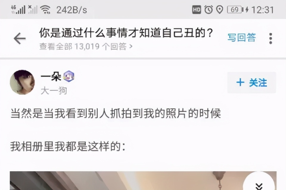 穿恨天高坐地铁的社死现场，两位男士都不忍看这次“崴脚表演”