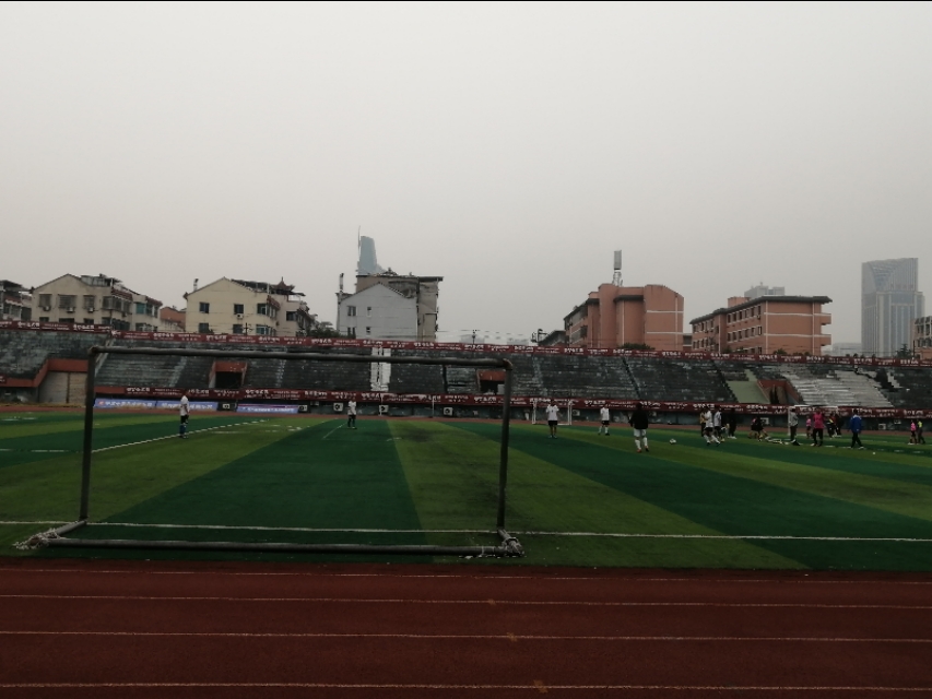 业余八人制足球比赛怎么不越位,业余足球8人场打法