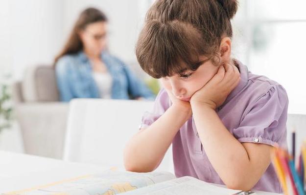 孩子拼图遇到困难怎么引导他,这个拼图真的好难拼啊