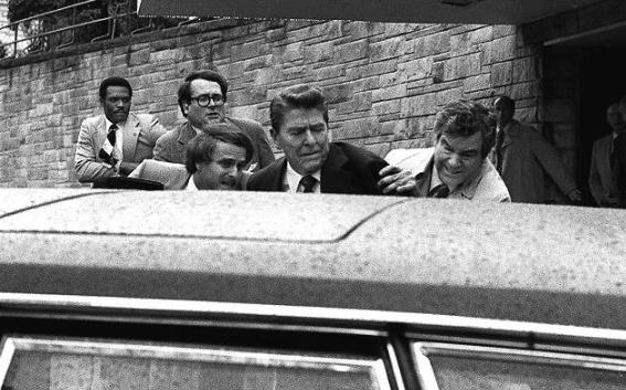 里根遇刺的真实原因,里根总统遇刺案保镖挡子弹