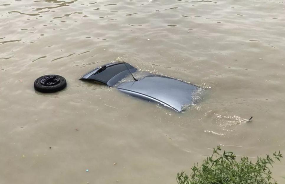 汽车坠河后怎么自救,为何汽车坠河很多人逃不出去