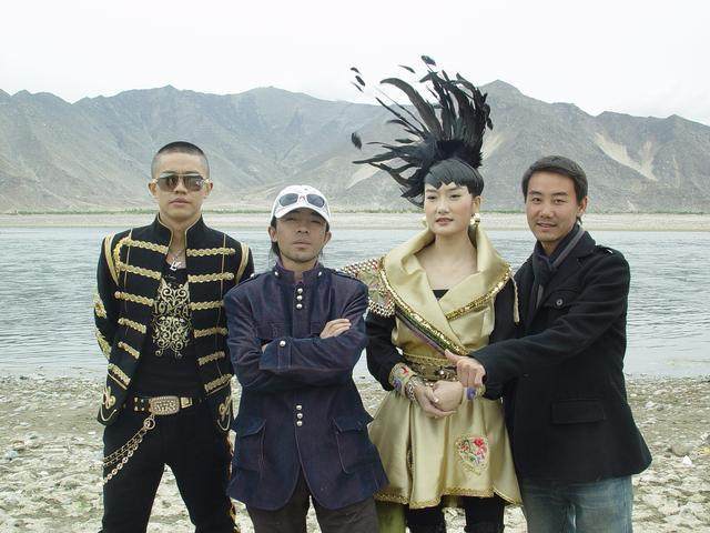 “幸运儿”凤凰传奇走红秘史，和捧红他们的幕后金主