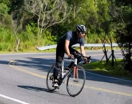 足球大脚开不好,足球正确的支撑脚