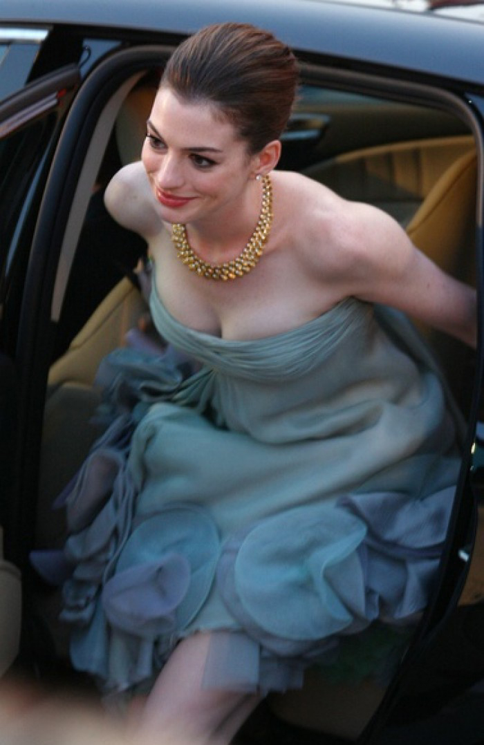 穿普拉达的女王安妮海瑟薇头像,安妮海瑟薇穿普拉达的女王香奈儿