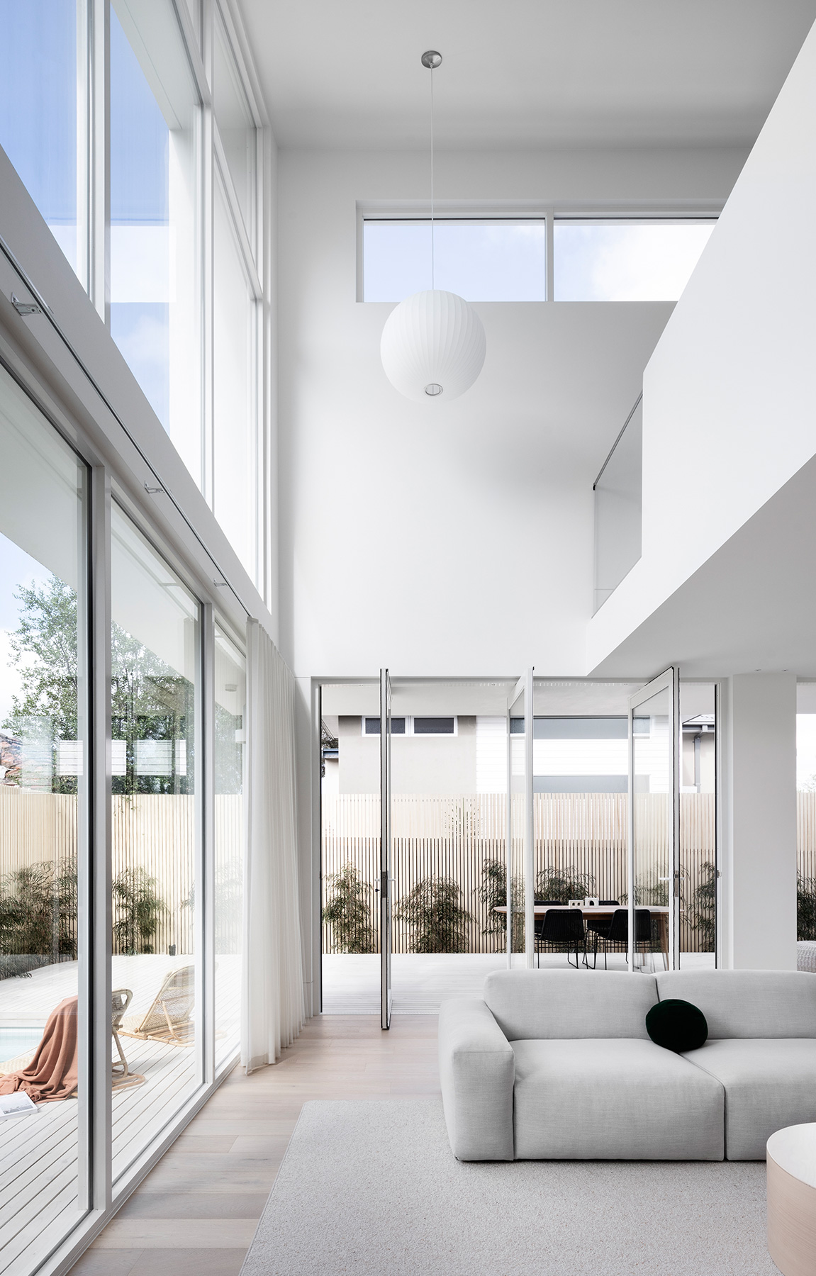 物业不让阳台做落地窗怎么谈,阳台加装落地窗怎么跟物业沟通