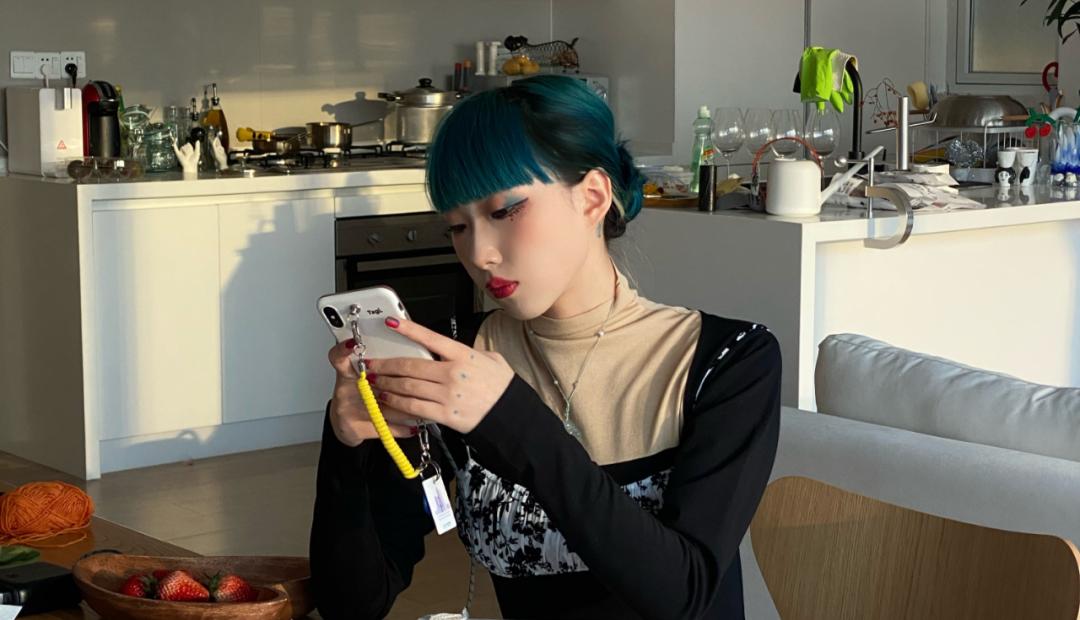 28岁成都女孩180㎡豪宅爆红！砸100W做1室3个衣帽间：壕无人性