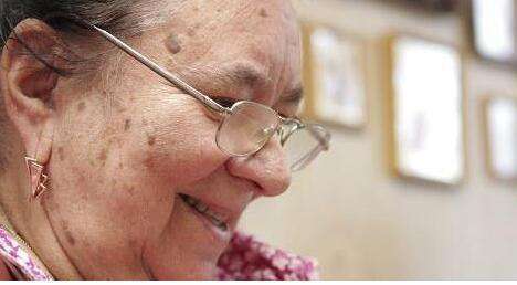 女性脸上暗黄有斑中药调理喝什么,中年女性脸上长斑用什么护肤品