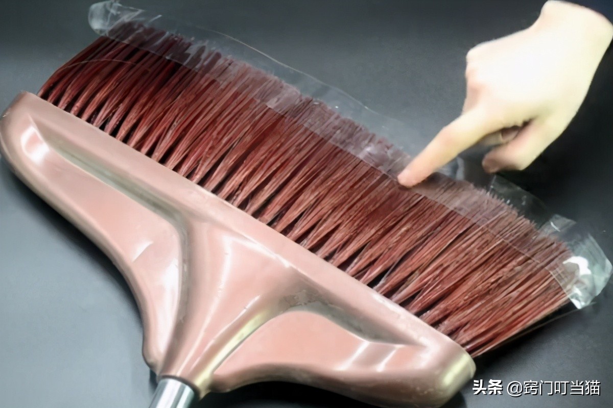 旧袜子改造拖鞋妙招,把旧袜子套在鞋子上