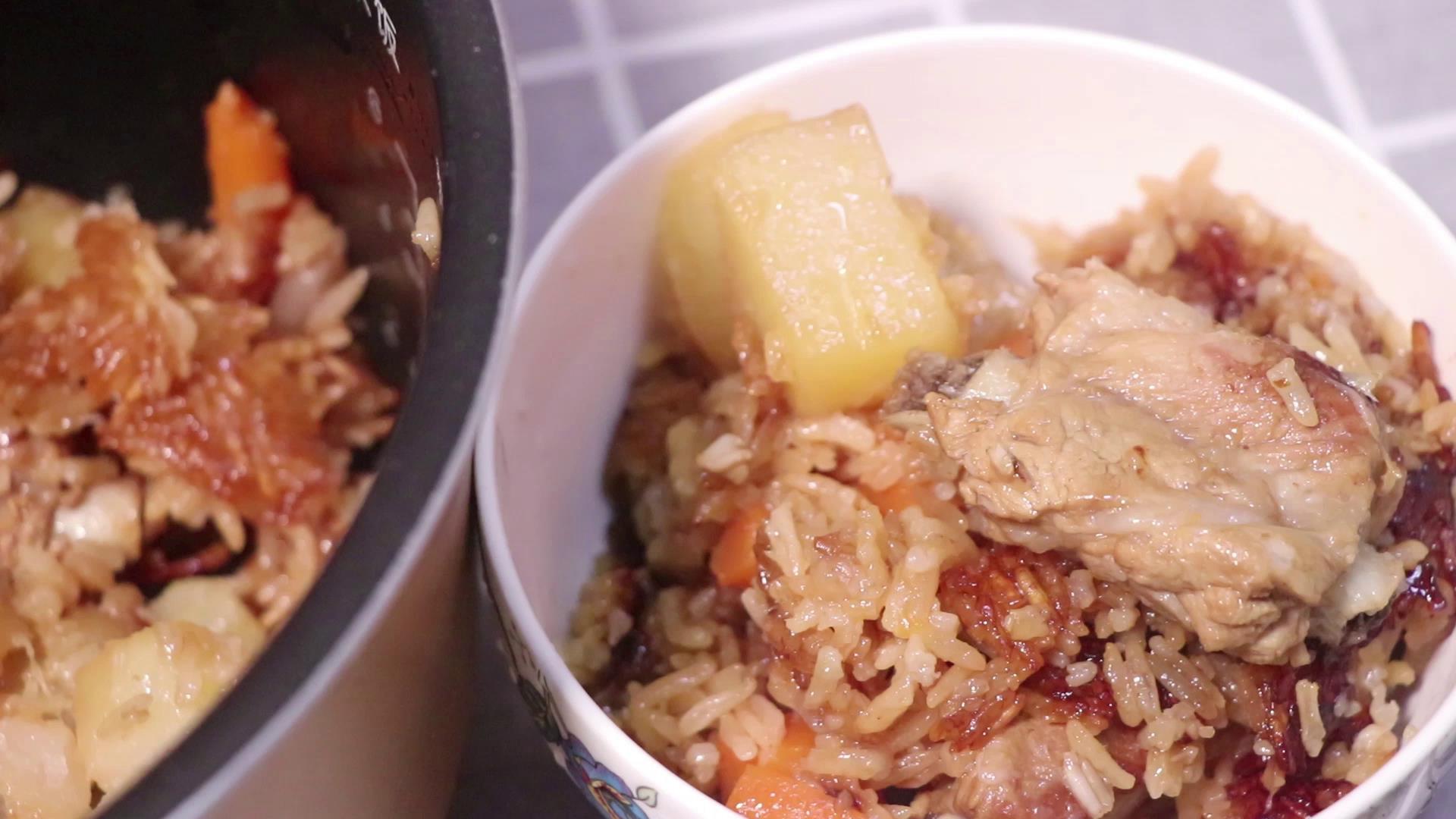 排骨焖饭加菜一锅出,排骨焖饭酱汁香辣口味