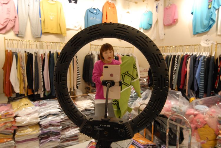 服装店主变身,服装店主做直播卖货