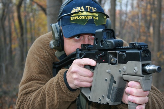 世界上模样最奇葩的冲锋枪科普,军事奇葩武器和载具