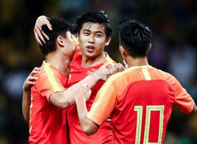 耻辱8连败！一波0-4让中国男足遭64脚吊打：21岁新星成唯一遮羞布