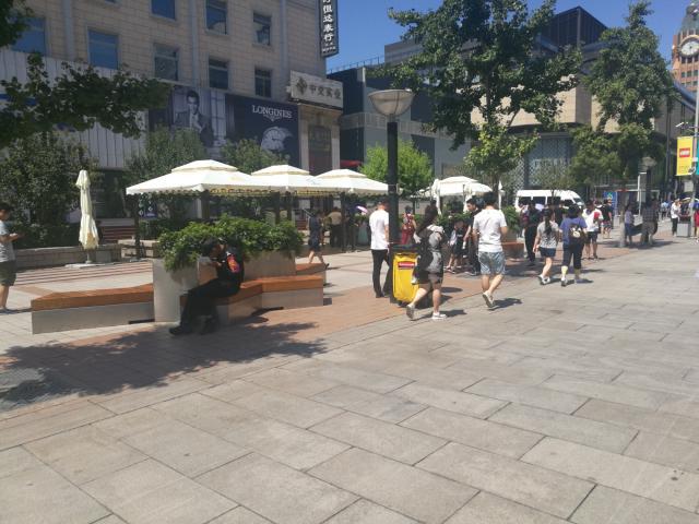 北京王府井大街露天的商铺重新开张：开开关关经历了多次反复轮回