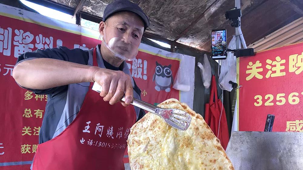 50岁大叔直播卖灌饼,51岁大叔卖鸡蛋灌饼成网红