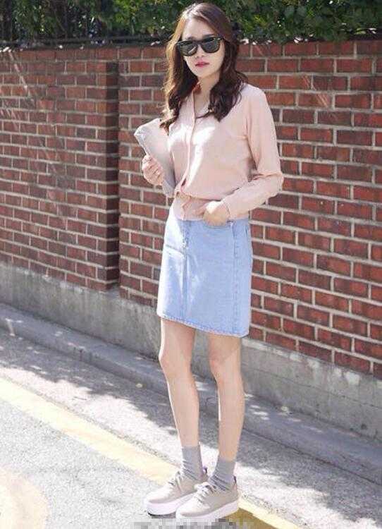 牛仔裙的穿搭方法秋冬,牛仔裙怎样搭配显得正式点还简单