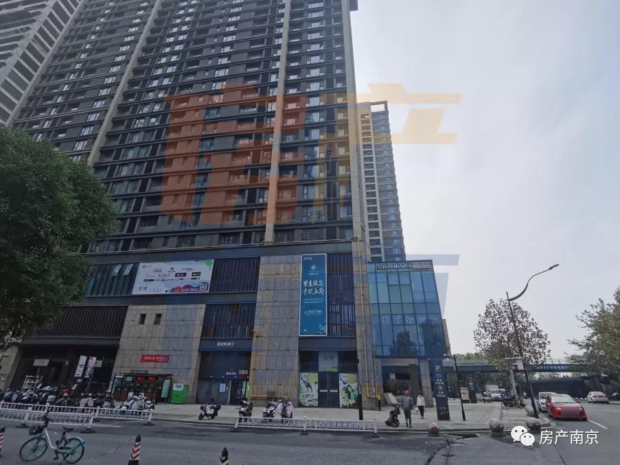 商务区无商务、300米地标成停车场！鼓楼滨江，我还要等你多久？