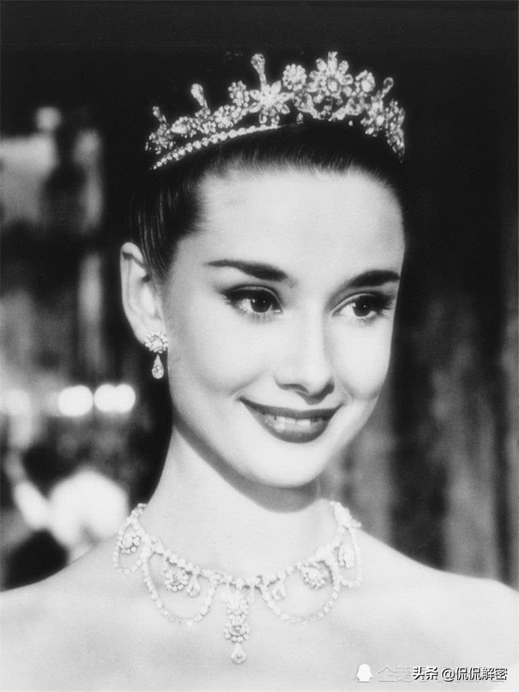 奥黛丽赫本跟玛丽莲梦露谁更美,奥黛丽赫本和玛丽莲梦露年轻照片