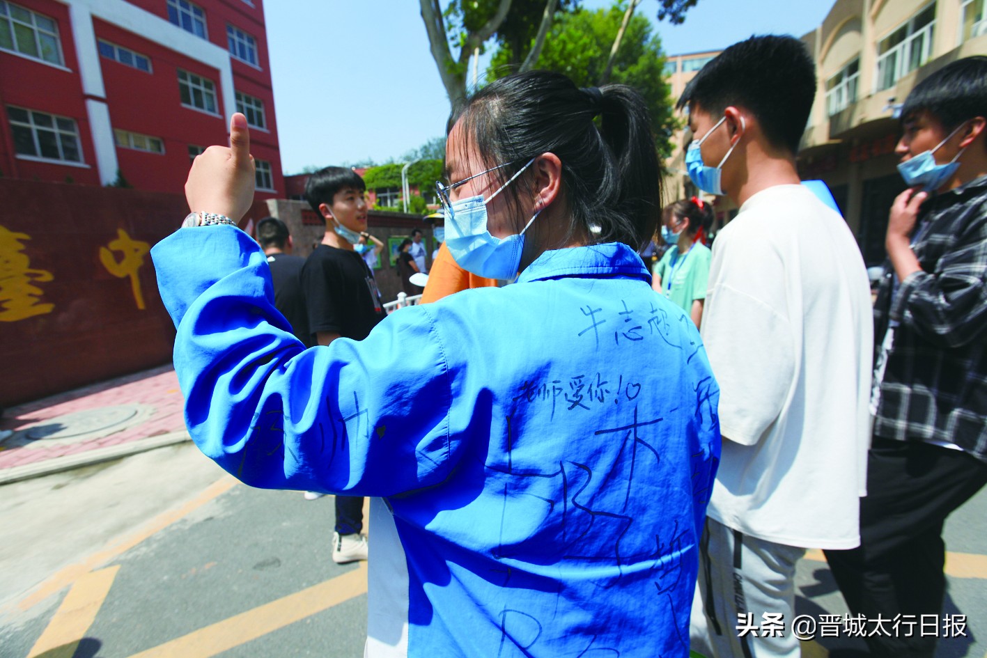 考场外的家长们,考场外泪目瞬间