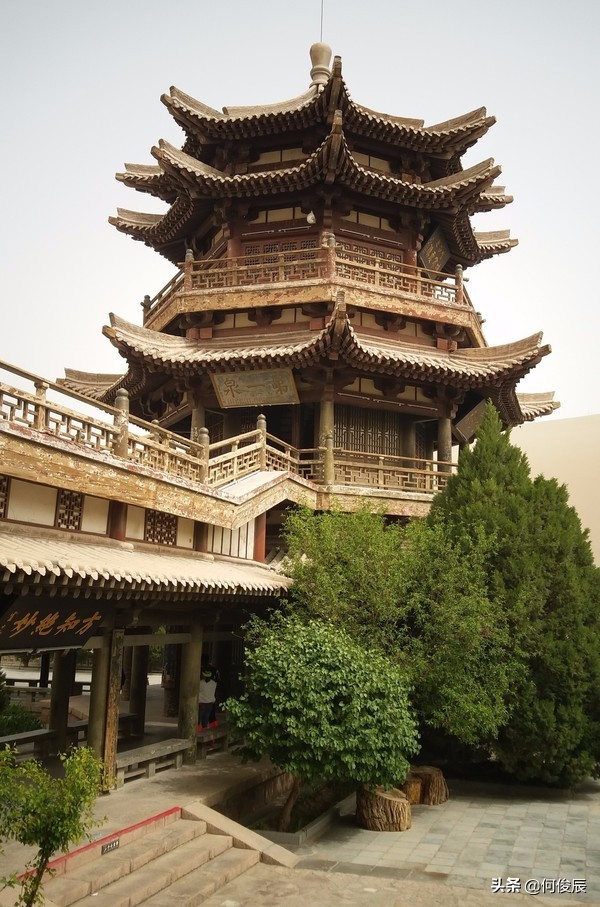 鸣沙山月牙泉堆满了游客,鸣沙山月牙泉景区