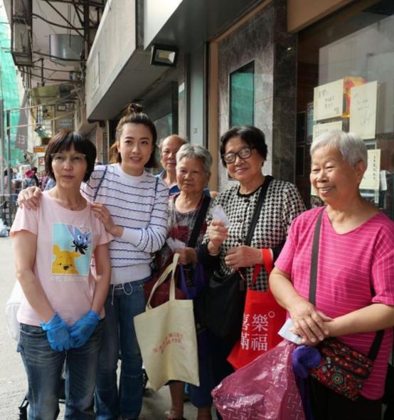 香港女首富甘比黑裙出席典礼,香港女首富甘比的成功