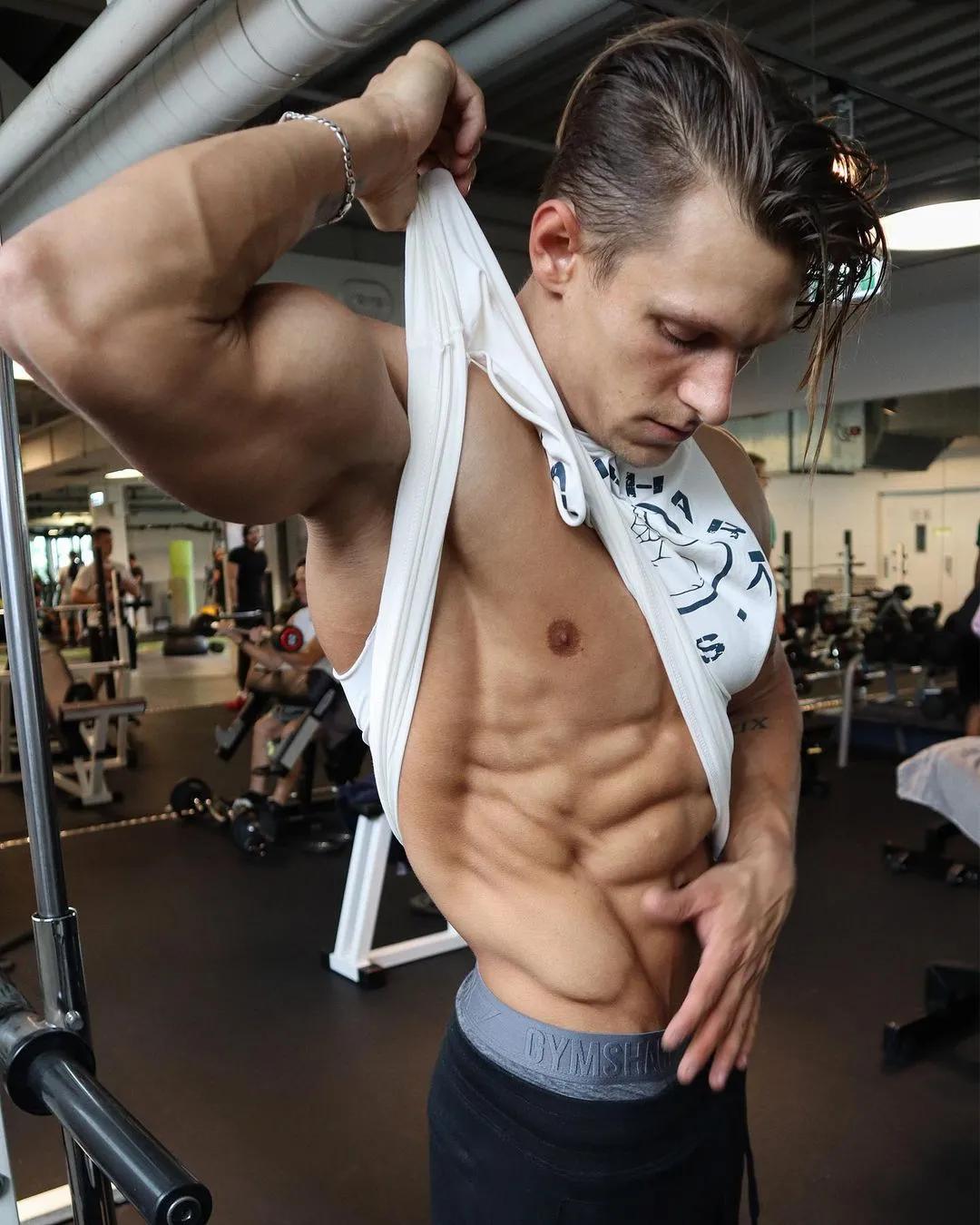 90后奶爸搞怪哄娃,肌肉奶爸带娃路人反应