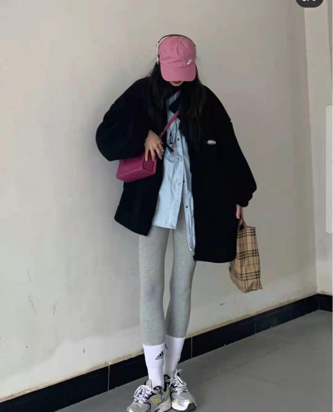 长款羽绒服搭配鲨鱼裤好看吗,香槟色羽绒服搭配灰色鲨鱼裤