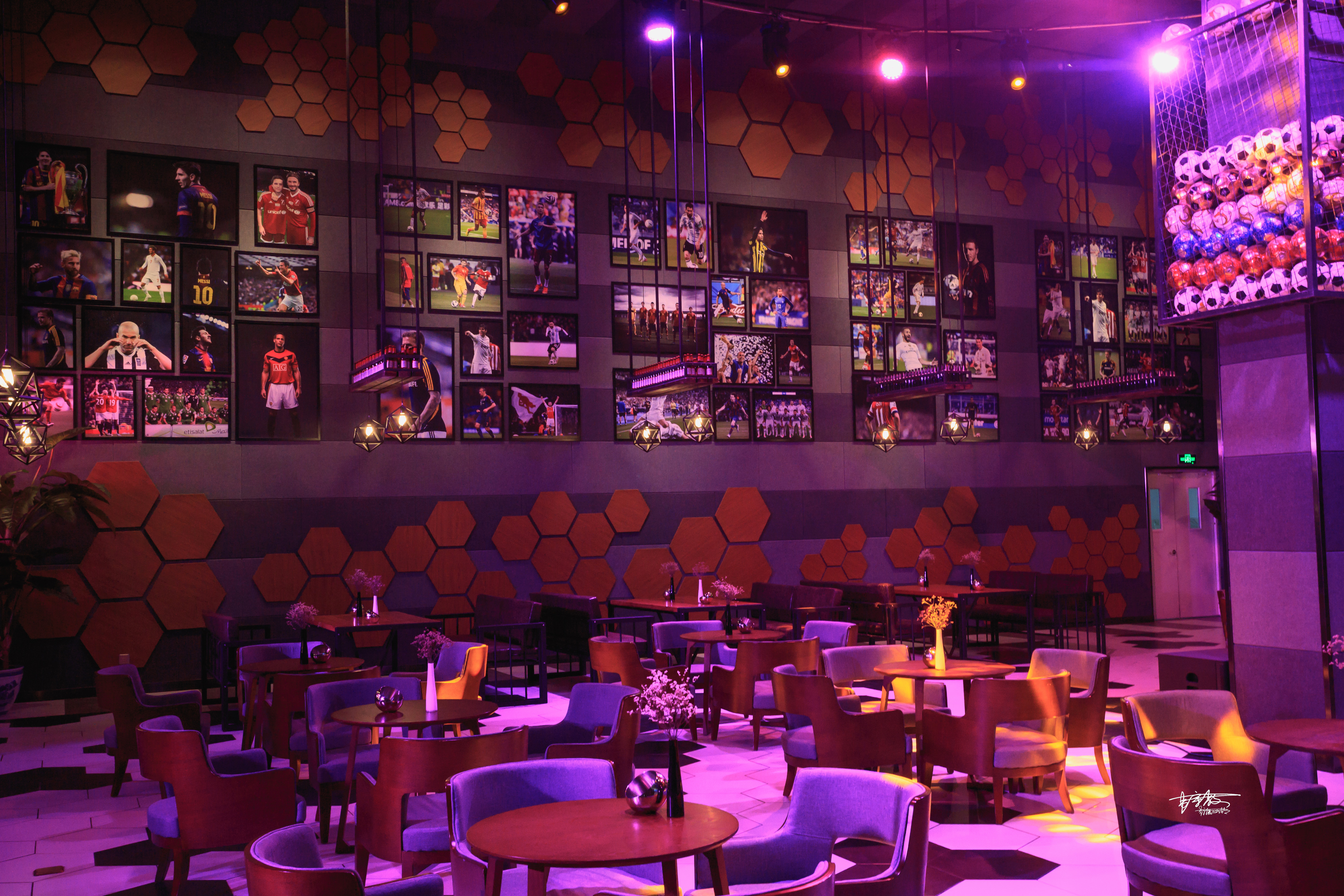 除了女人，男人的话题里，总是少不了“足球”两字