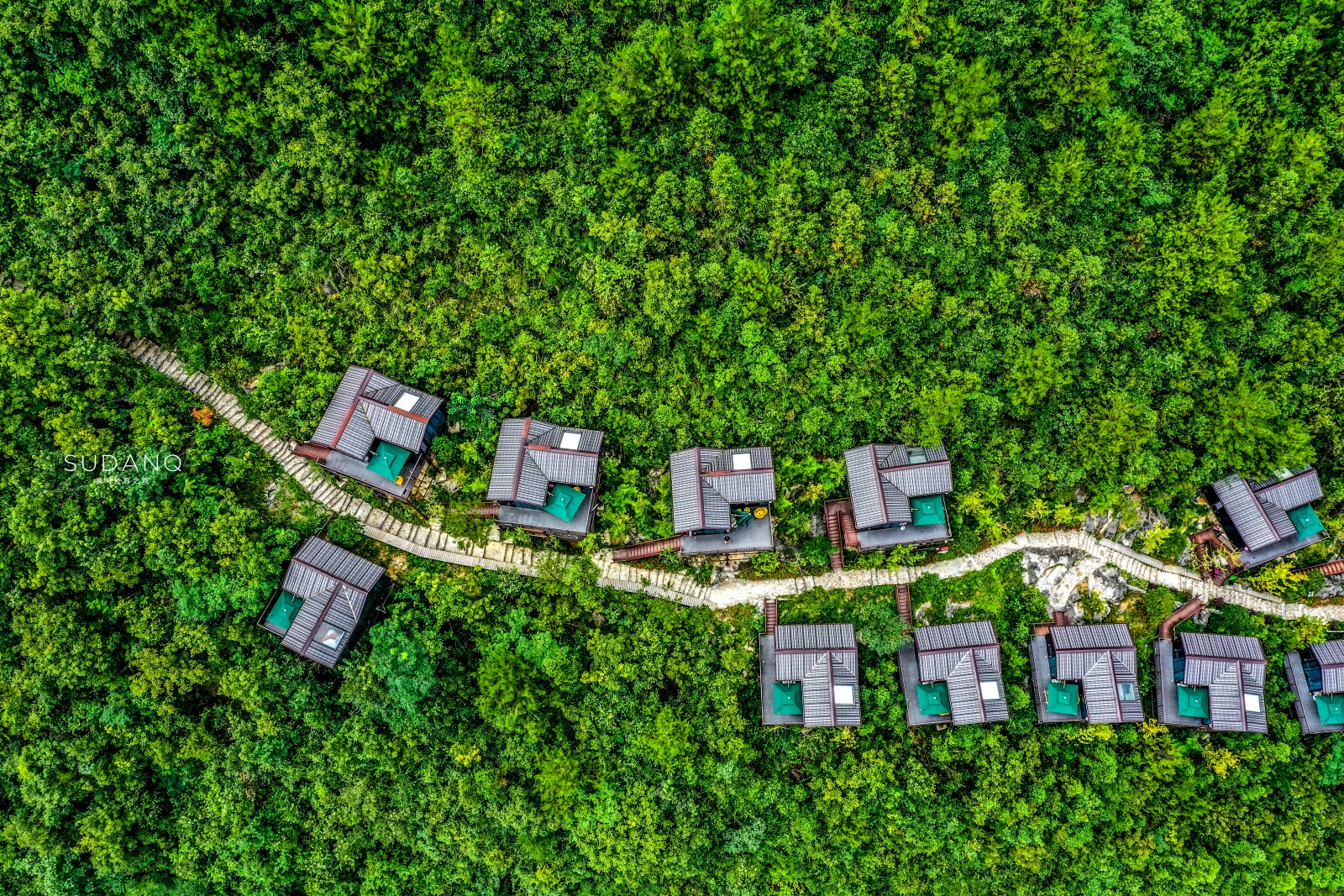 湖北恩施悬崖木屋,恩施最险的挂壁民宿