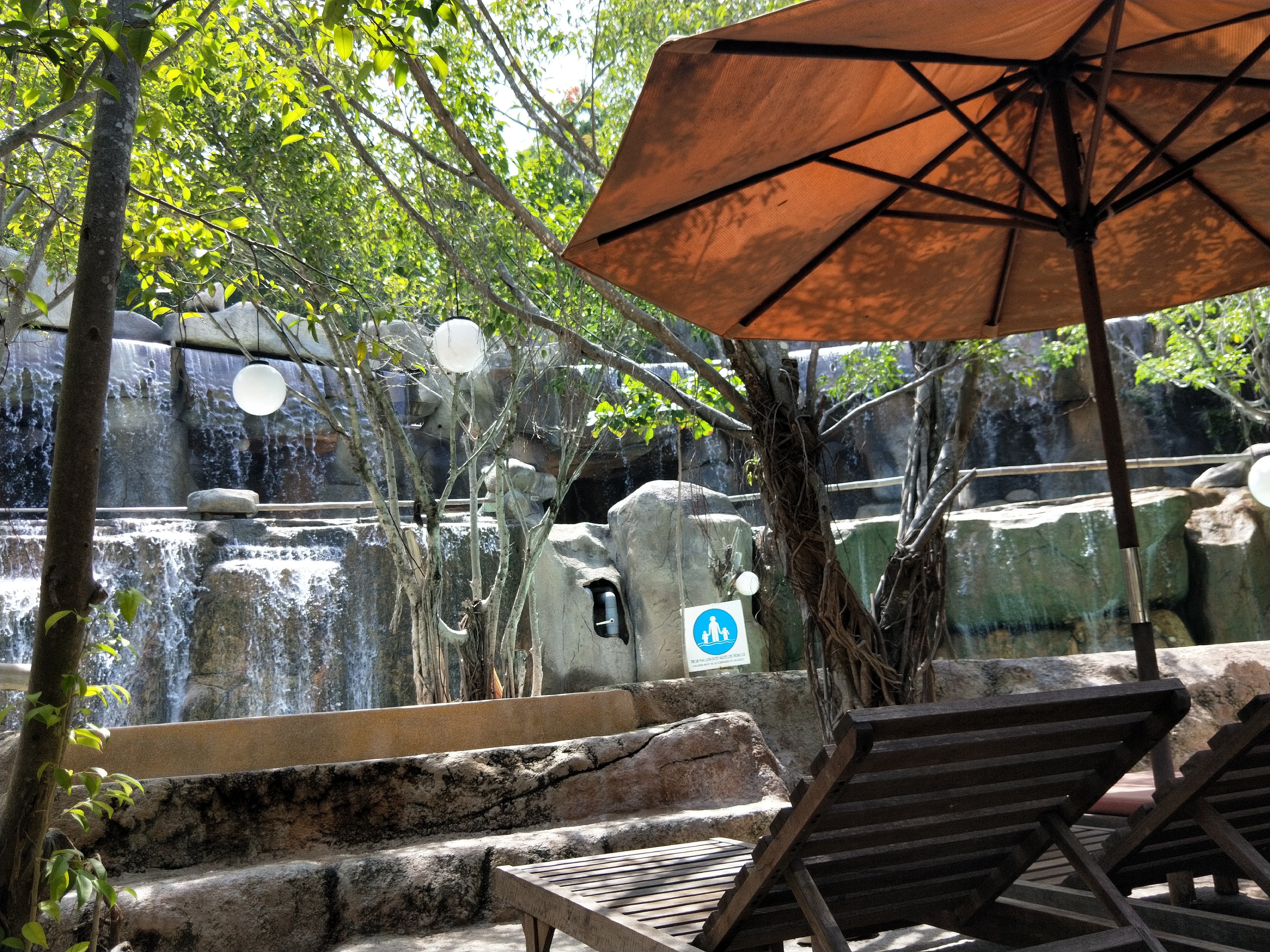 越南芽庄，海边好玩，却遇到不友好对待，要不要去越南？是个问题