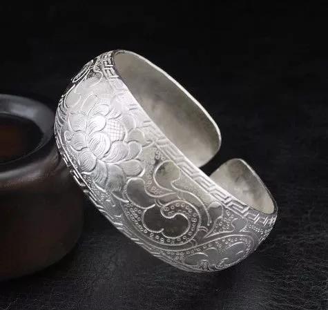 为什么戴银镯手腕一圈总发黑？