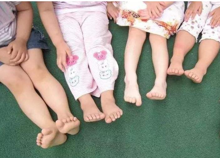 夏天不给孩子穿袜子,夏天到了孩子喜欢老穿袜子