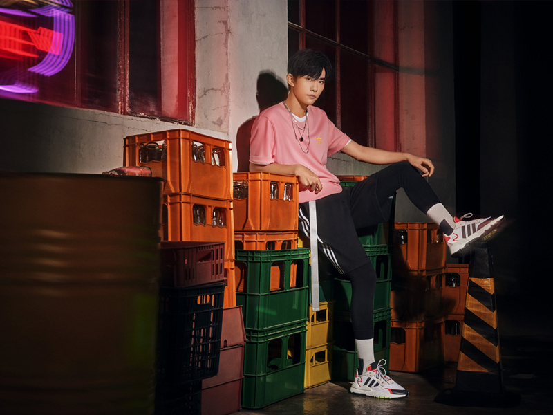 阿迪宠孩子式宠千玺!熟悉的袜子包裤脚又来了,你还没学会吗