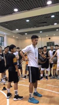 连续背转身过人学会你就变大神,每日学一招转身跳投