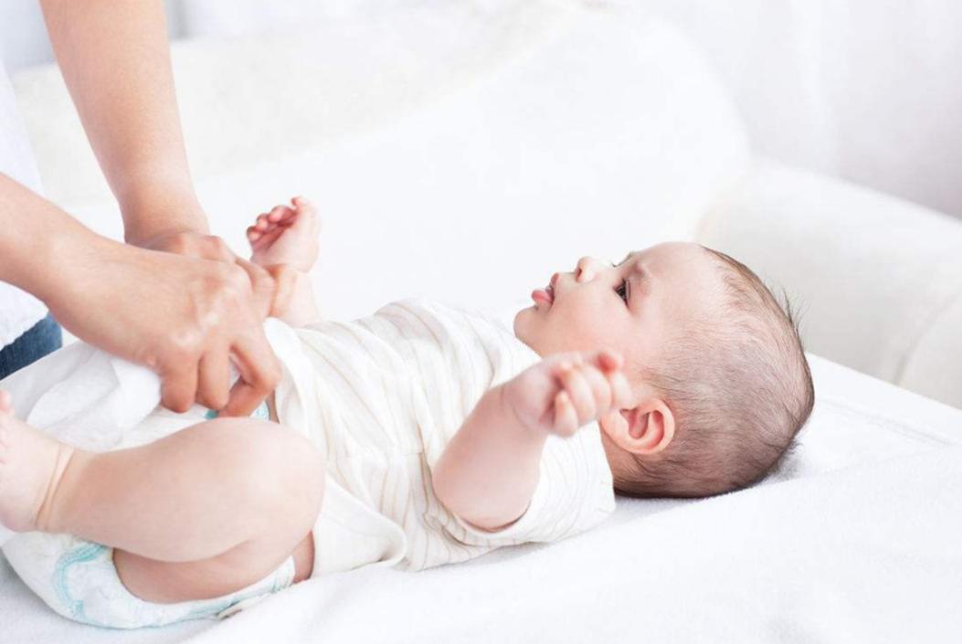 宝宝吐奶4种拍嗝方法,容易吐奶的宝宝拍嗝的正确方法