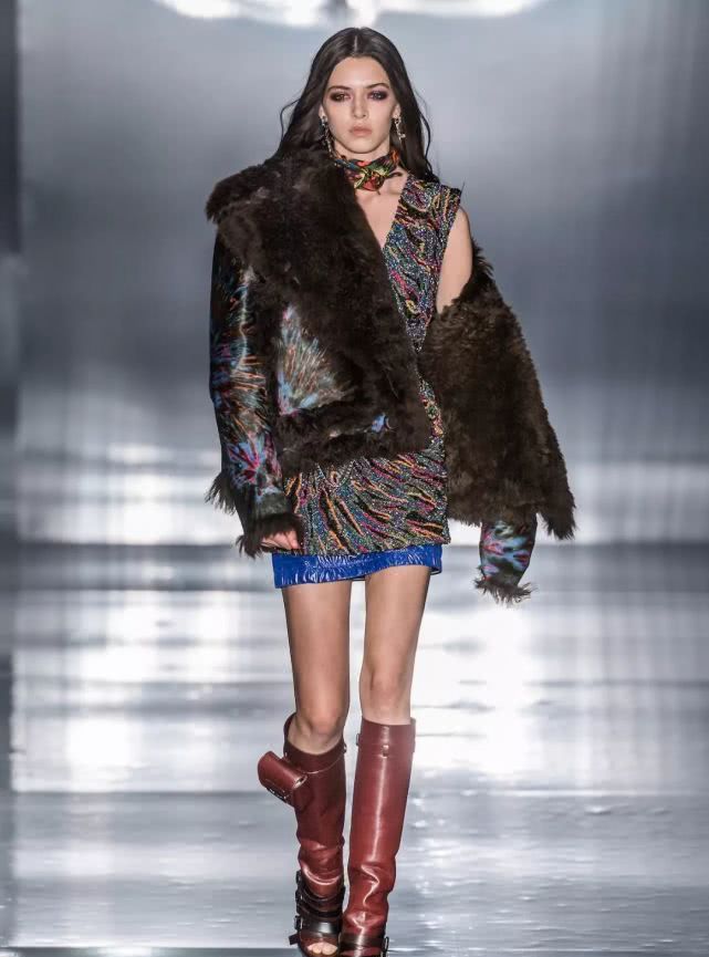 把裤子穿在肚脐上面会怎么样,把裤子扎进腰里的穿搭