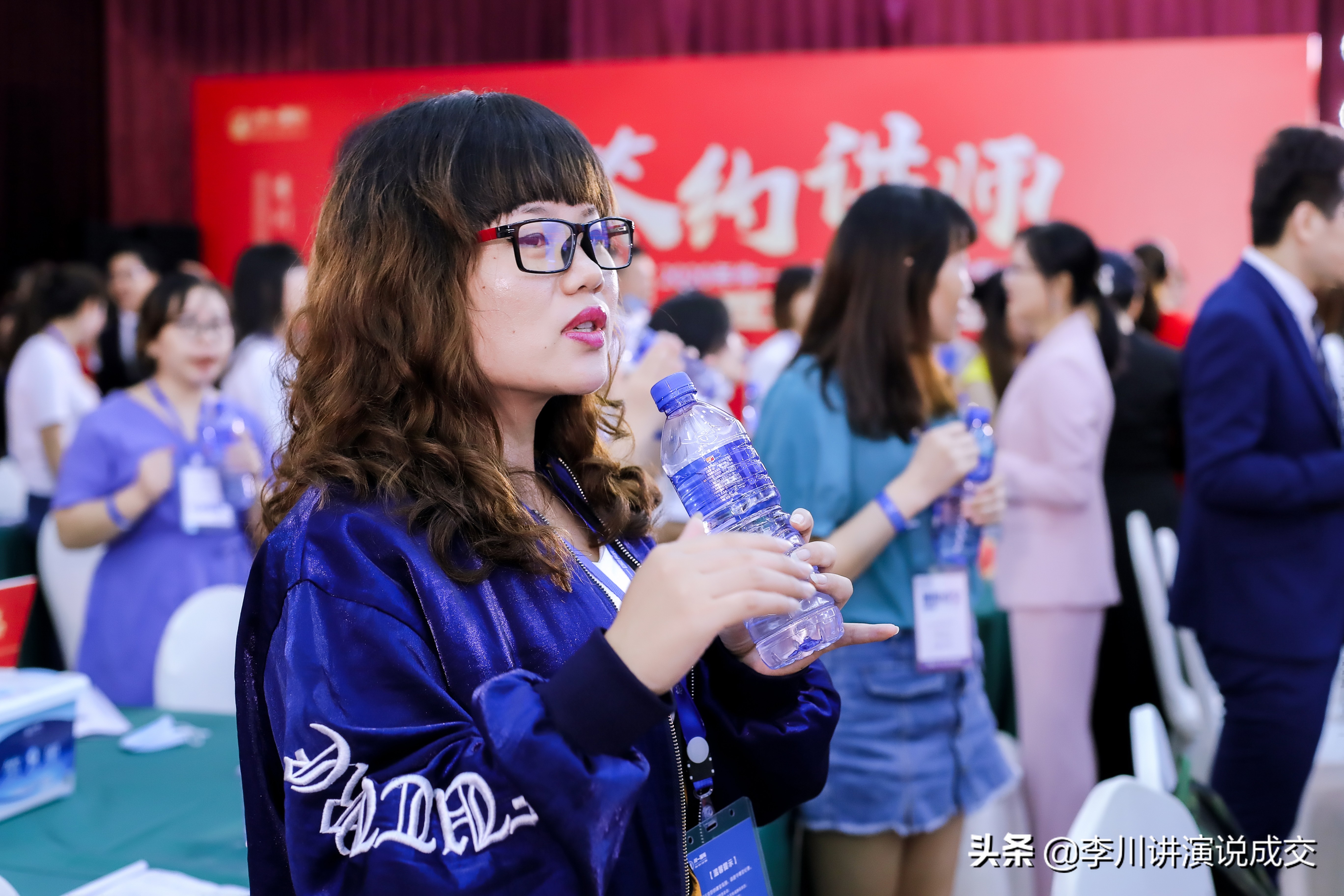 年会主持词幽默开场白2018十分钟,年会适合领导讲的话