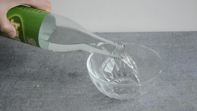 怎样去除衣服上的碳素笔笔迹,衣服上被笔画过怎么洗掉