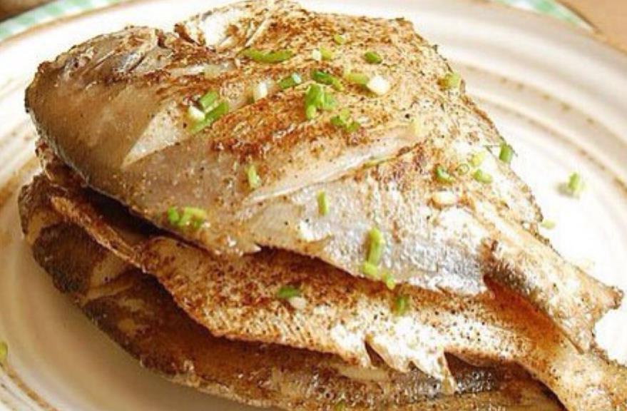 煎鲳鱼不粘铁锅不破皮的正确做法,煎鲳鱼如何不破鱼皮