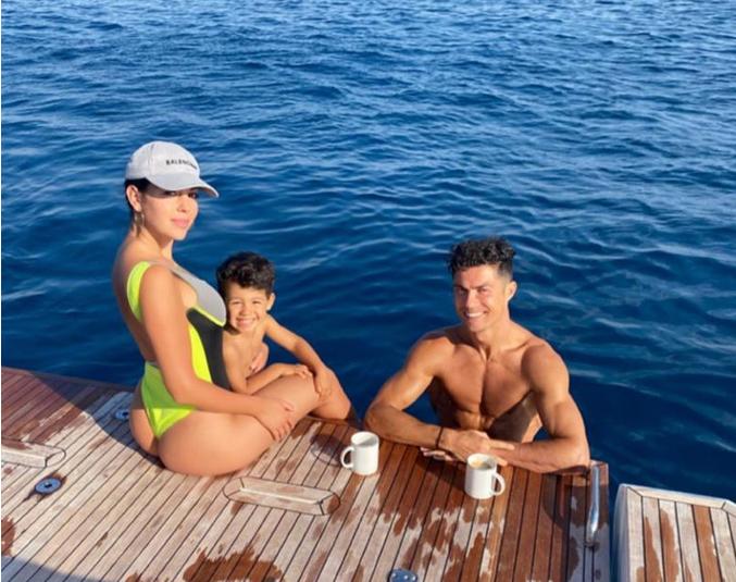 七夕撒狗粮，我只服C罗：肌肉身材搭档迷人娇妻，练腿太重要了