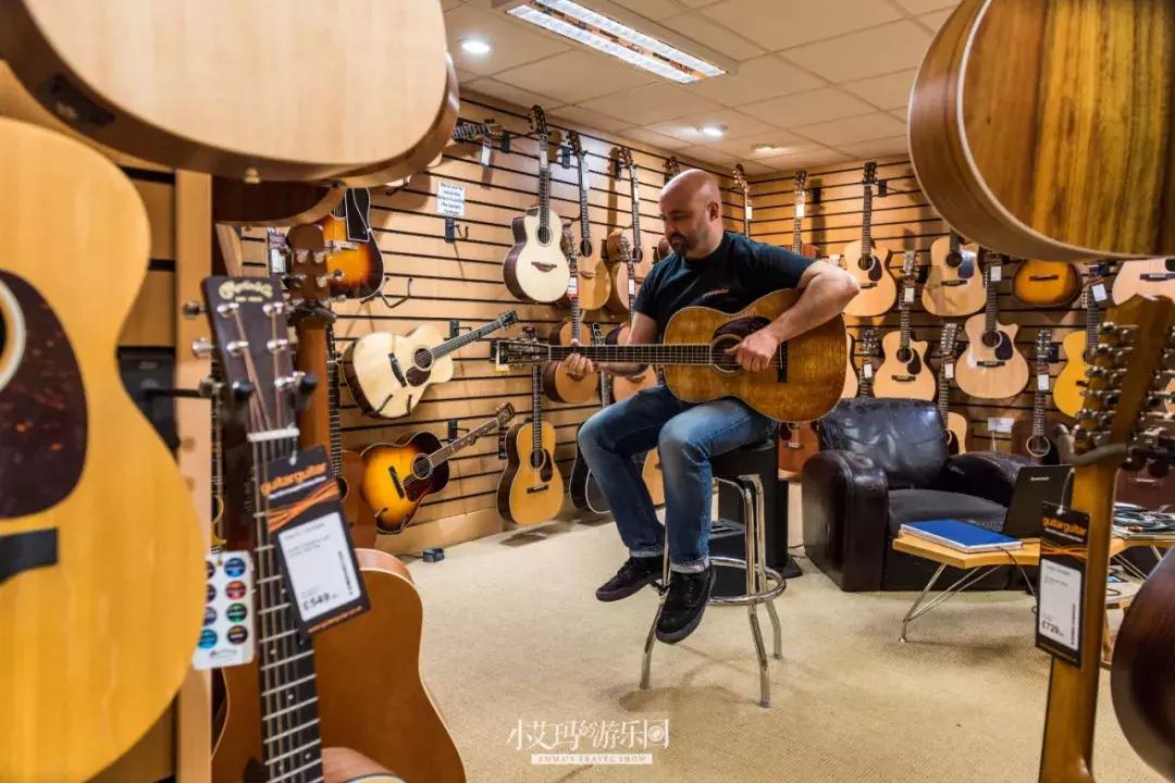 纽卡斯尔，店主为我弹奏了一把十万元的吉他