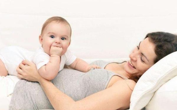 为什么宝宝喜欢薅头发,宝宝老是薅自己的头发是怎么回事