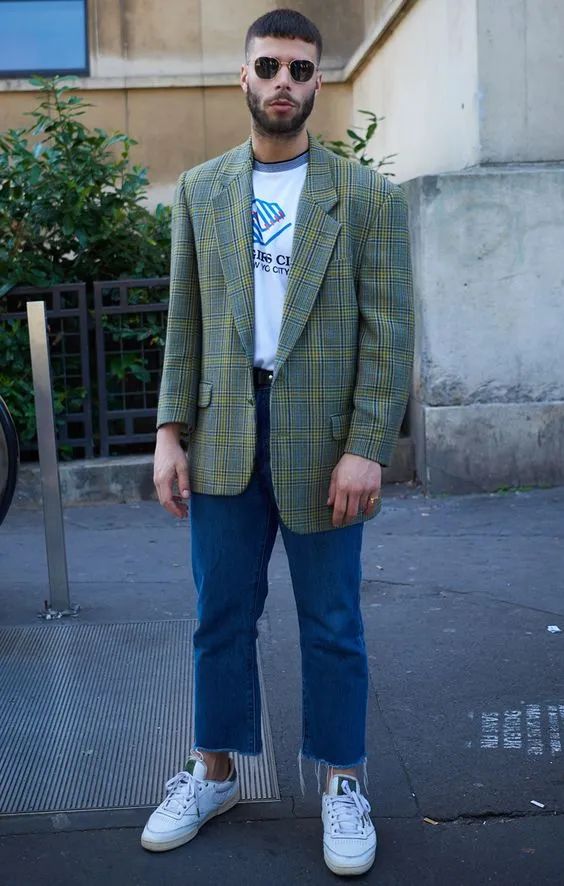 男士西装打底衫搭配运动鞋,西装牛仔裤可以搭配男运动鞋