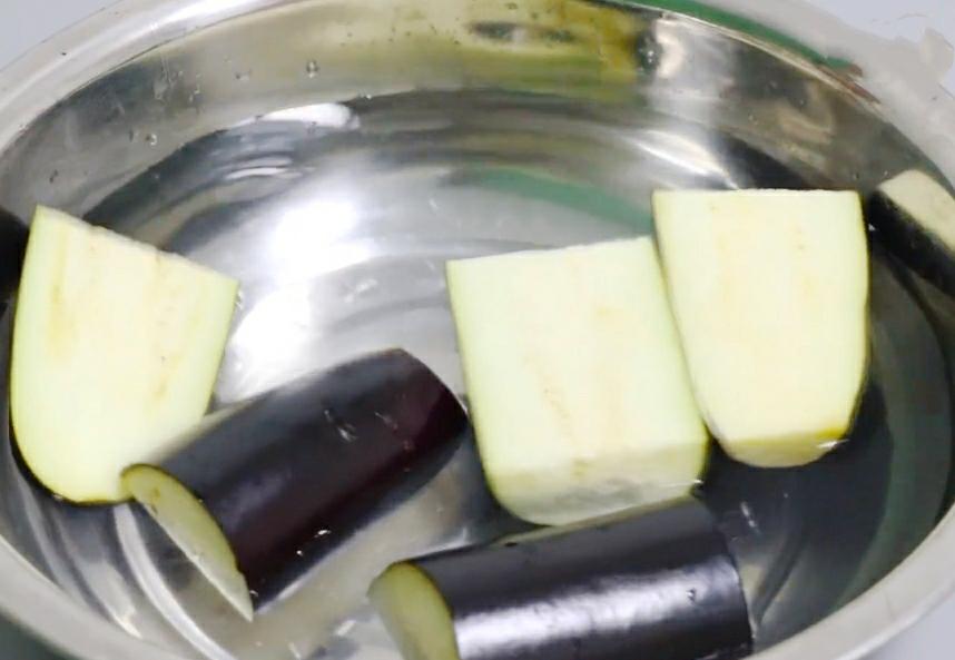 蒸茄子先蒸后炒,蒸茄子整个蒸还是撕开