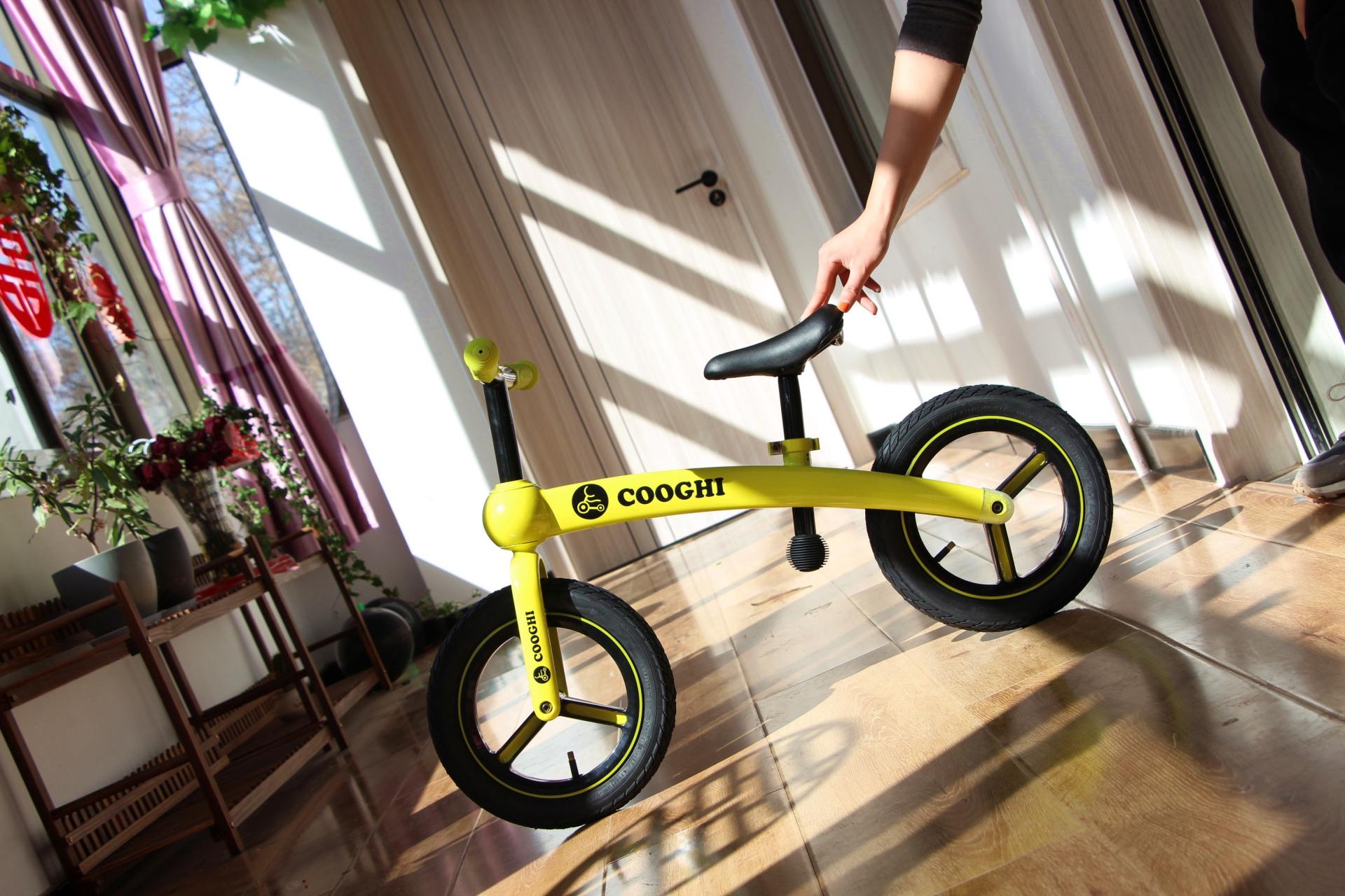 萌娃骑平衡车的视频,萌娃运动平衡车