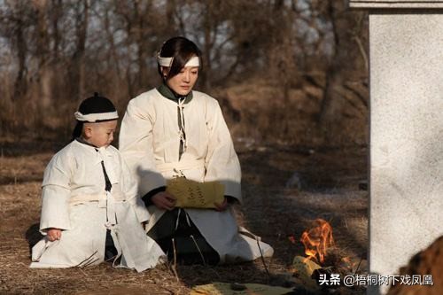 出殡的时候拿着一束花要紧么,出殡以后家门口放把刀