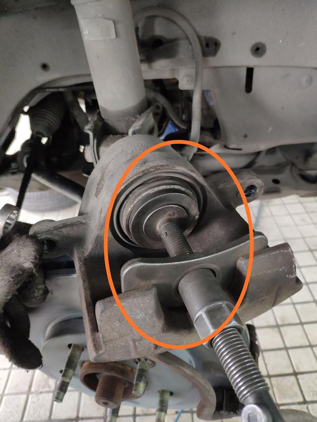 别克君威刹车时方向盘抖,君威遇到坑洼地后轮感觉跑偏