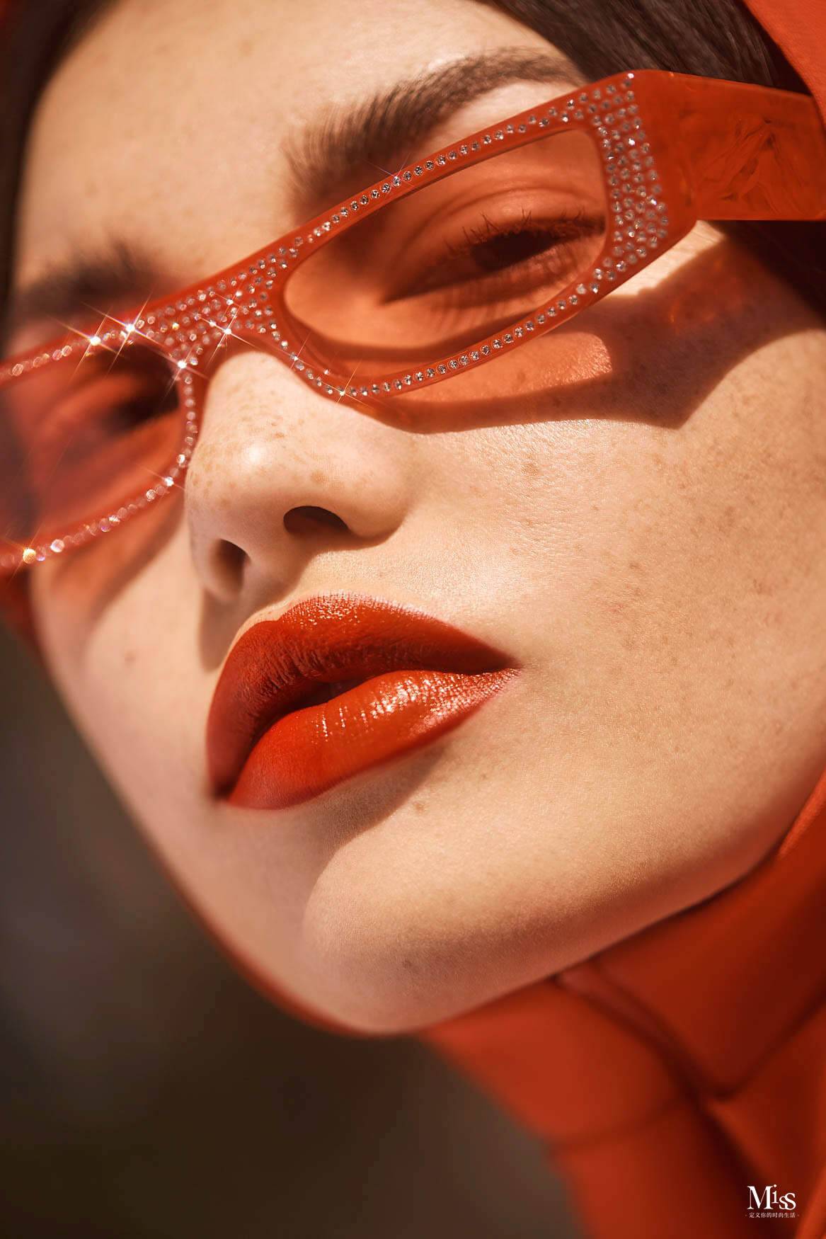 哑光妆容的魅力，在于提供漆黑的夜晚，展现色彩之美