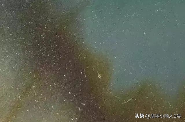 翡翠苍蝇翅原石表现,翡翠的苍蝇翅是啥样的啊