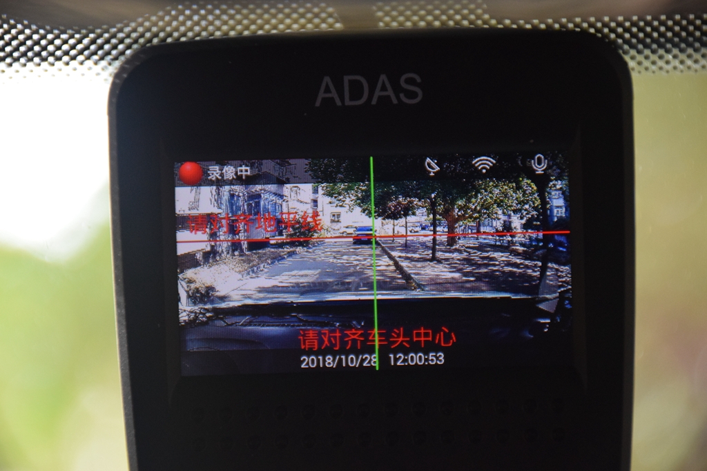 新司机低头看导航追尾，老司机呵呵一笑：车上加套设备就解决了！