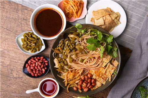 螺蛳粉怎么煮嗅起来臭吃起来香,最好吃螺蛳粉辣臭香的秘诀